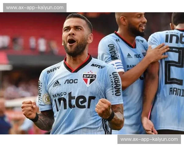 绿茵场上的灵魂博弈：当沙佩科恩斯遇见圣保罗，不只是胜负的较量